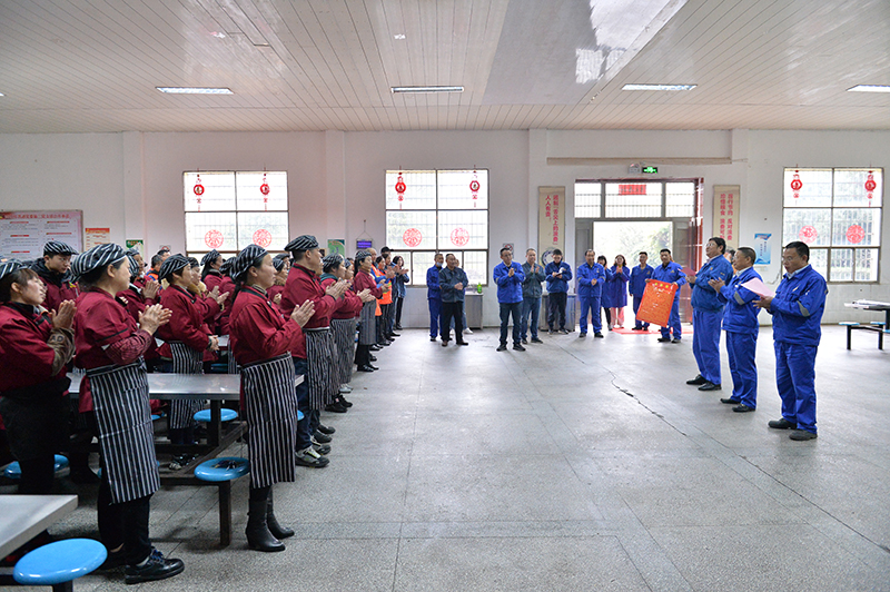 慰問(wèn)凱迪、保安陽(yáng)冬華 (1).JPG